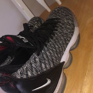Lebron 16 shoe size 9 mens